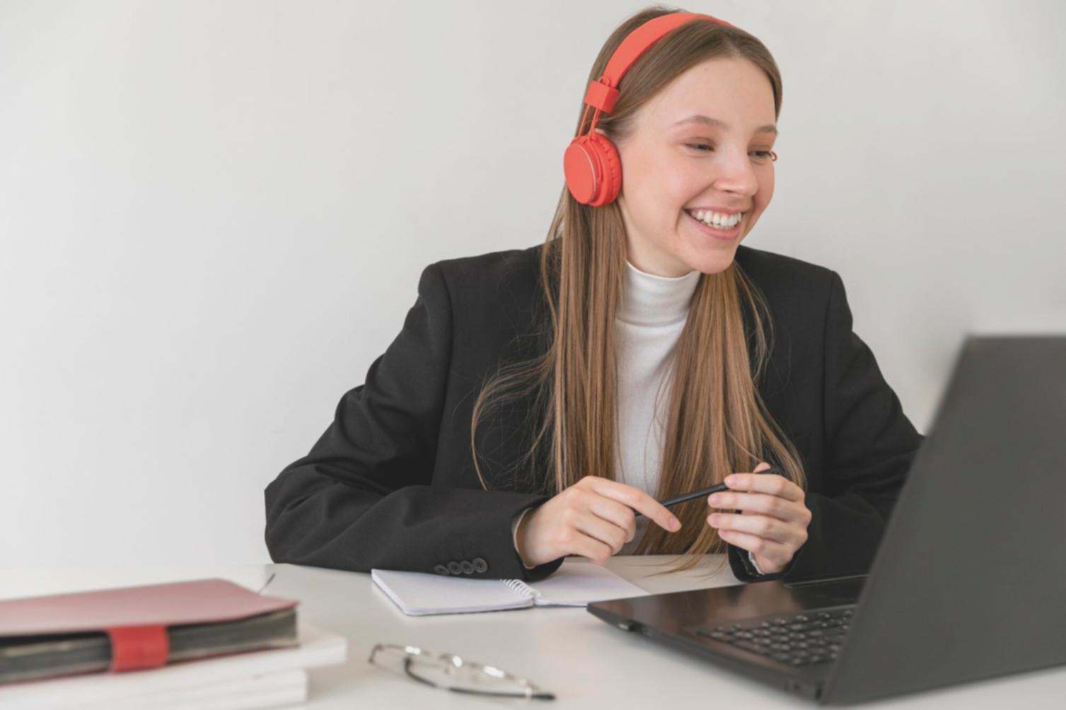 Person plant finanzielle Ziele am Schreibtisch